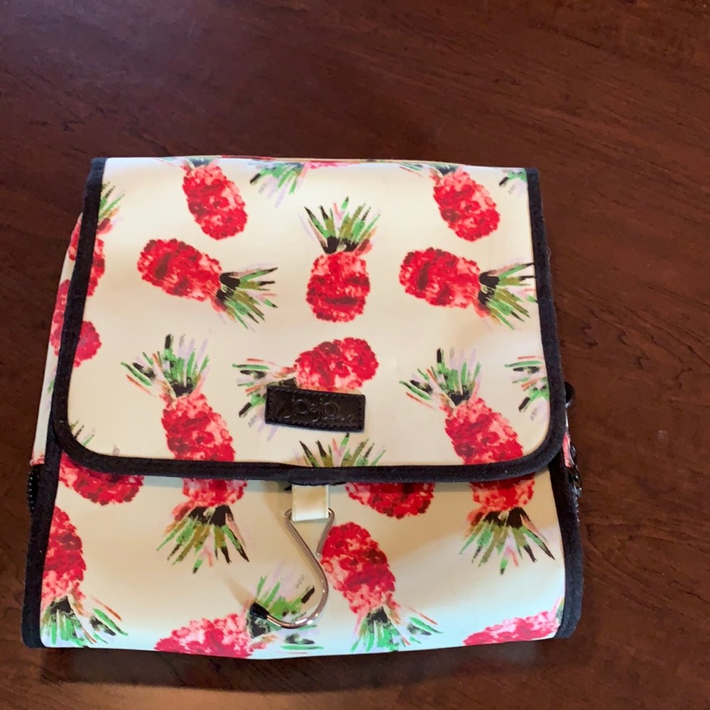 Toiletry case. Floral